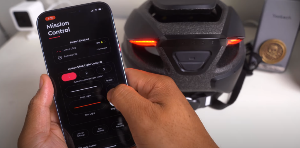 Smartphone controlling a helmet